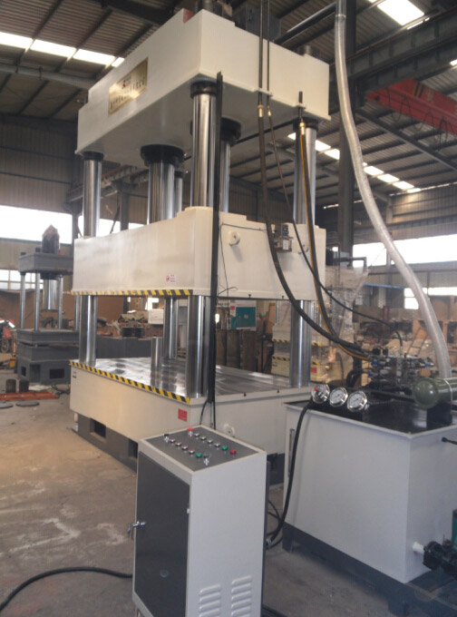 四柱油壓機(jī) 四柱油壓機(jī)