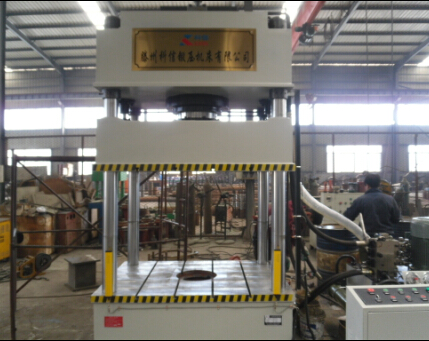 四柱液壓機(jī) 四柱液壓機(jī)